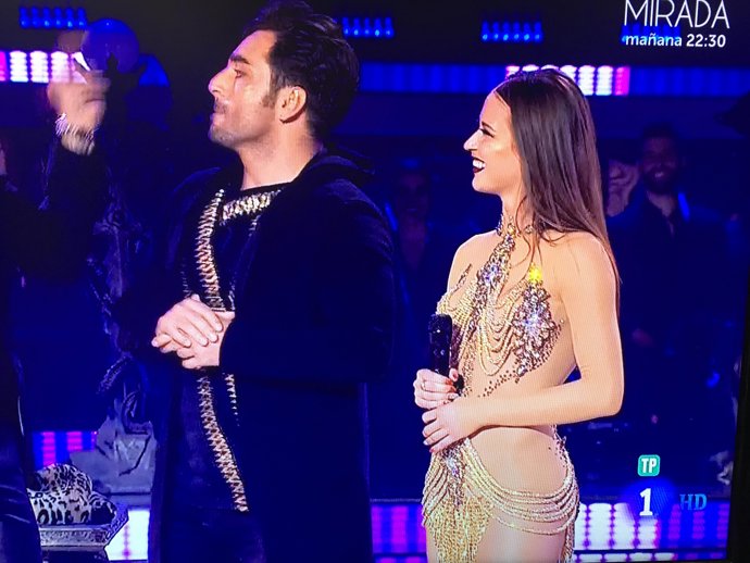 Bustamante baila con una espectacular Yana Olina que deslumbró con su vestido