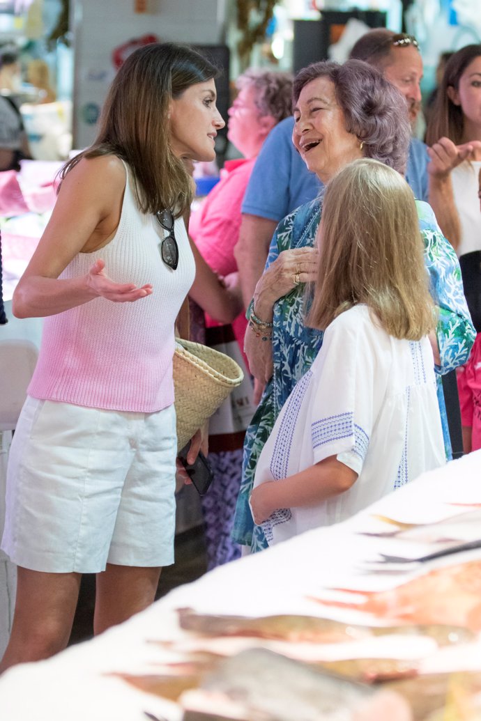 La Reina Sofía muerta de la risa con los comentarios de la Reina Letizia en el mercado de Palma de Mallorca