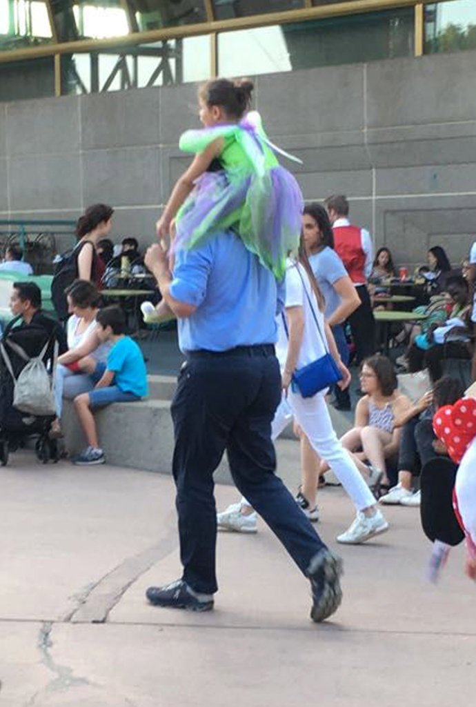 Luis Alfonso de Borbón todo un padrazo en Disneyland París