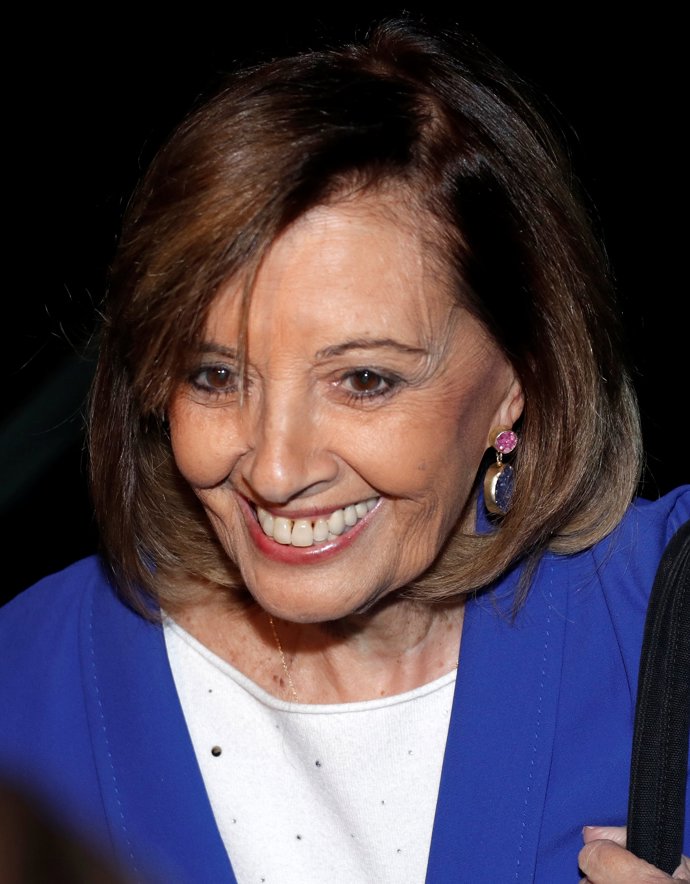 Teresa Campos feliz el lunes 7 de octubre a la salida del hospital tras ver a su hija Terelu evolucionar favorablemente donde hablaba a la prensa que espera su reacción a las puertas de la clínica fundación jiménez díaz