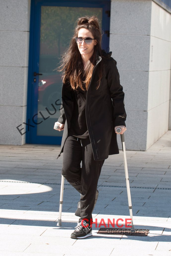 Malú saca la sonrisa aunque vaya con muletas y férula por su rotura de ligamentos