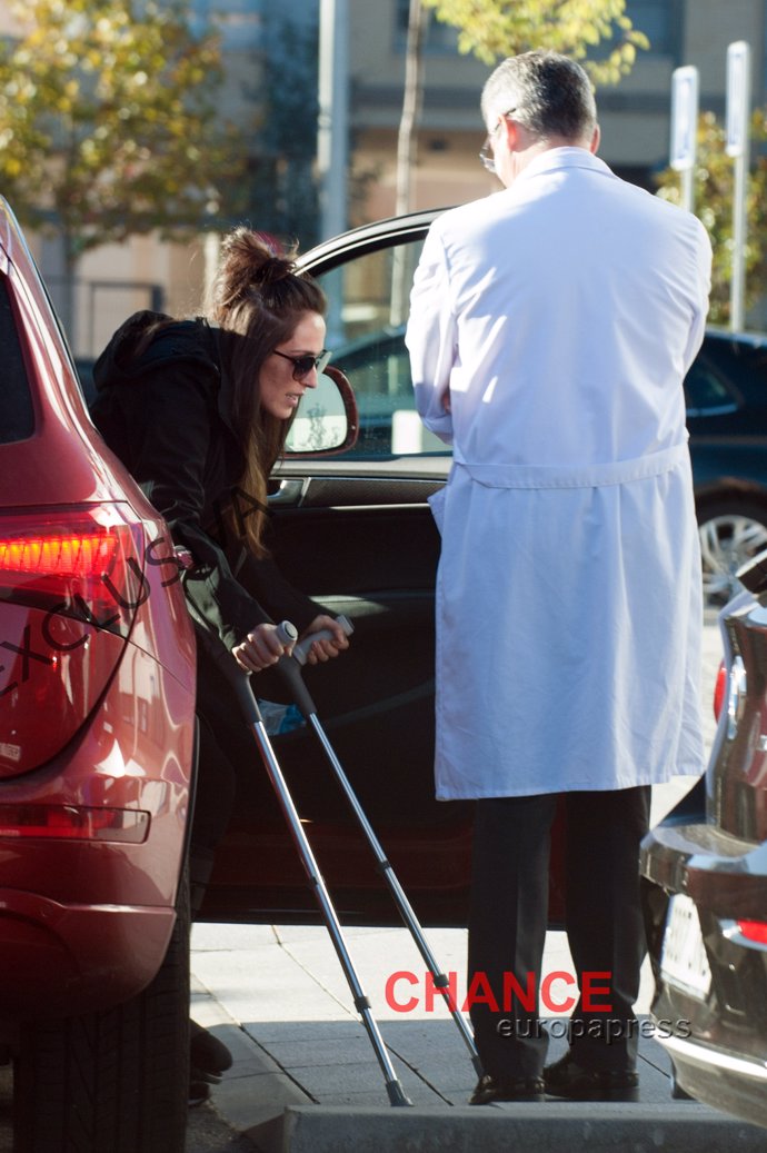 Malú llega al hospital en coche con muletas y férula y es recibida por su médico