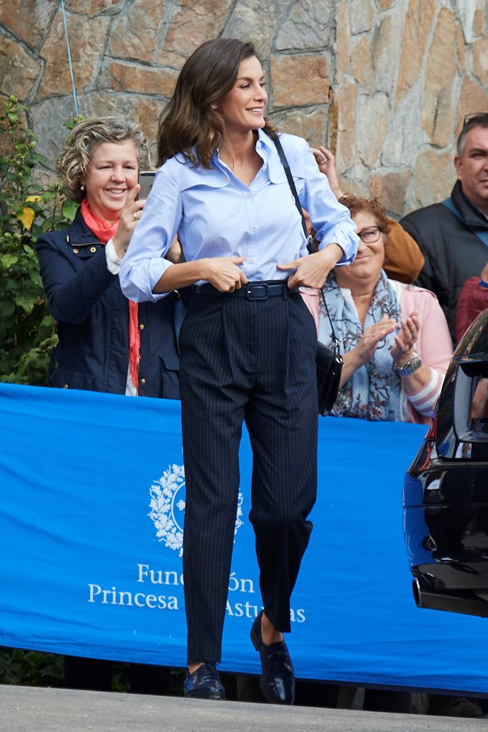 La Reina Letizia con camisa azul de Imiloa, un guiño a su Asturias y al azul 