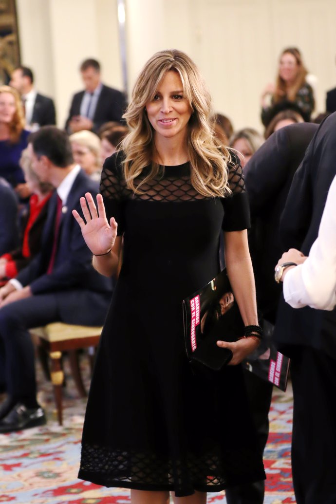 Alejandra Silva muy guapa en La Moncloa con Richard Gere y Pedro Sánchez. Ella vestida de negro