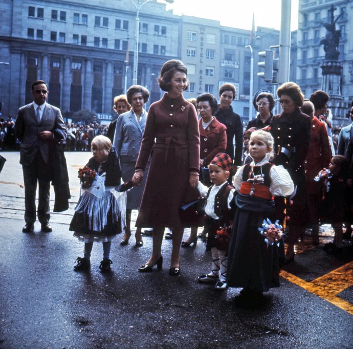 FOTO ARCHIVO EUROPA PRESS: LA REINA SOFÍA CON SUS TRES HIJOS DE LA MANO EN LA FESTIVIDAD DEL PILAR VESTIDOS CON EL TRAJE TÍPICO.  DÍA DE LA HISPANIDAD