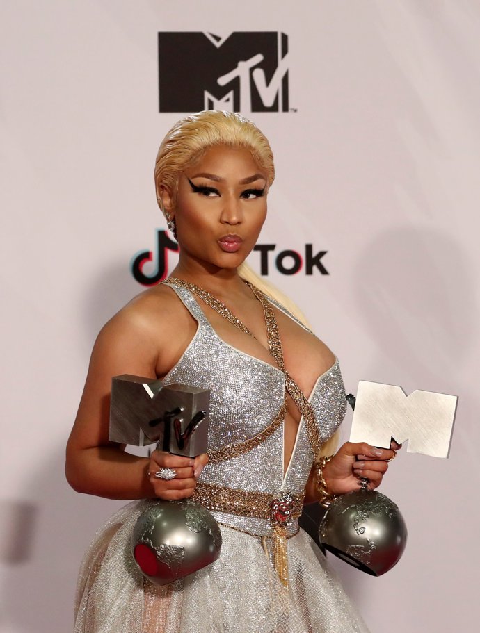 nICKI mNAJ EN LOS mtv emas