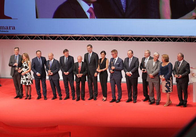 Los Reyes Felipe y Letizia foto con todos los premiados en la Noche de la Economía Valenciana