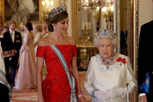 Cena de Gala a los Reyes de España en el Palacio de Buckingham. Letizia le hace un sentido homenaje a la Reina Isabel II, con las pulseras de la Reina Victoria Eugenia,  de origen inglés