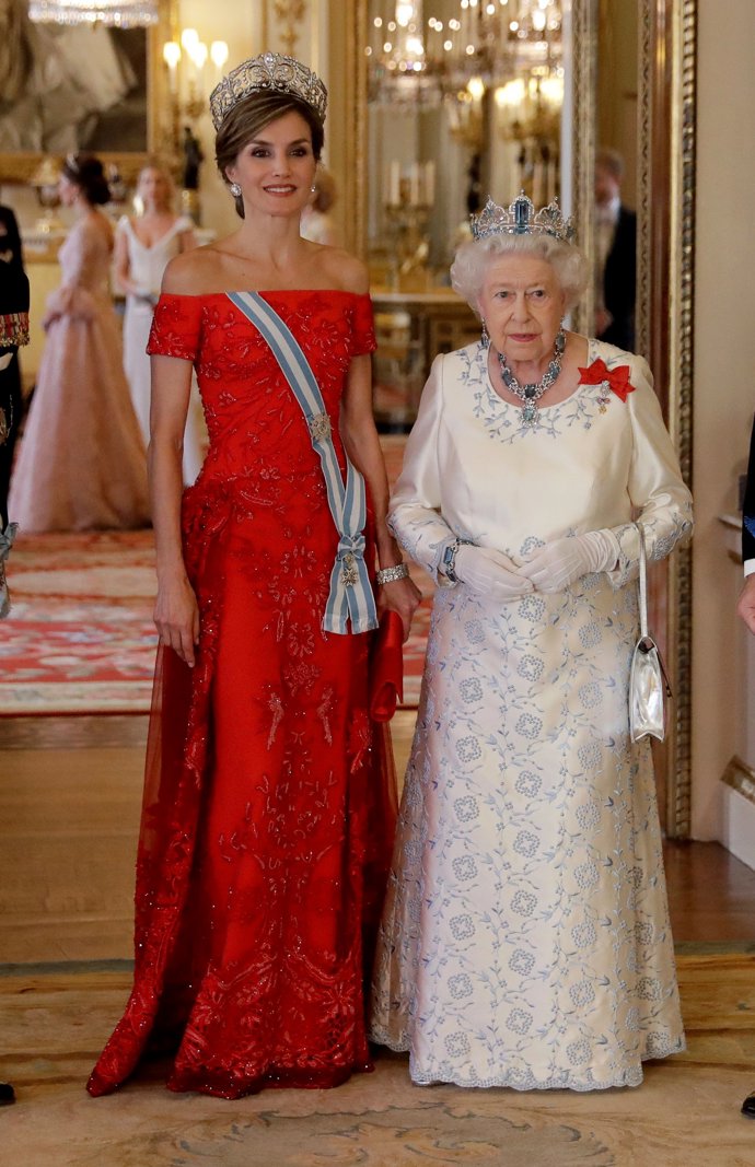 Cena de Gala a los Reyes de España en el Palacio de Buckingham con la Reina Isabel II, Letizia de Rojo con las pulseras gemelas de Cartier (joyas de pasar)