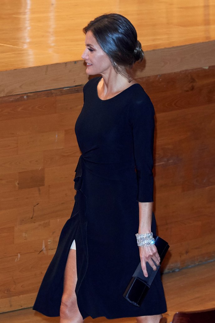 La Reina Letizia de lo más elegante en Asturias con las pulseras gemelas a modo brazalete,  del joyero de las joyas de pasar, este 2018