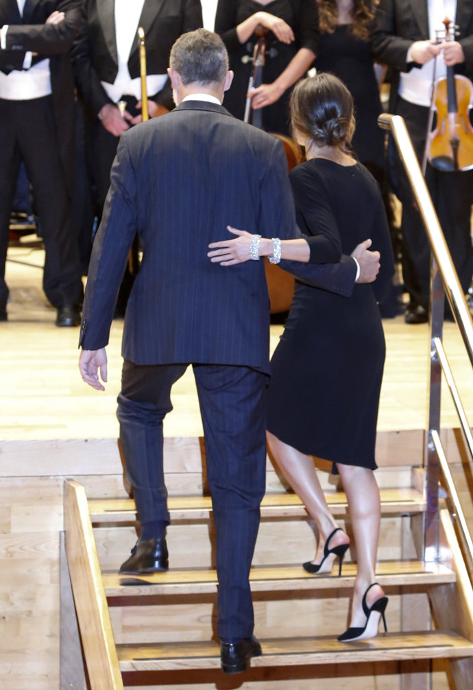  Los Reyes Felipe y Letizia presiden el XXVII concierto Premios Princesa de Asturias en el auditorio Palacio de Congresos Príncipe Felipe de Oviedo. Letizia con un vestido midi saca del joyero real, las famosas pulseras gemelas que cuando están unidas parecen engarzarse y como si fueran una  y luego van separadas.