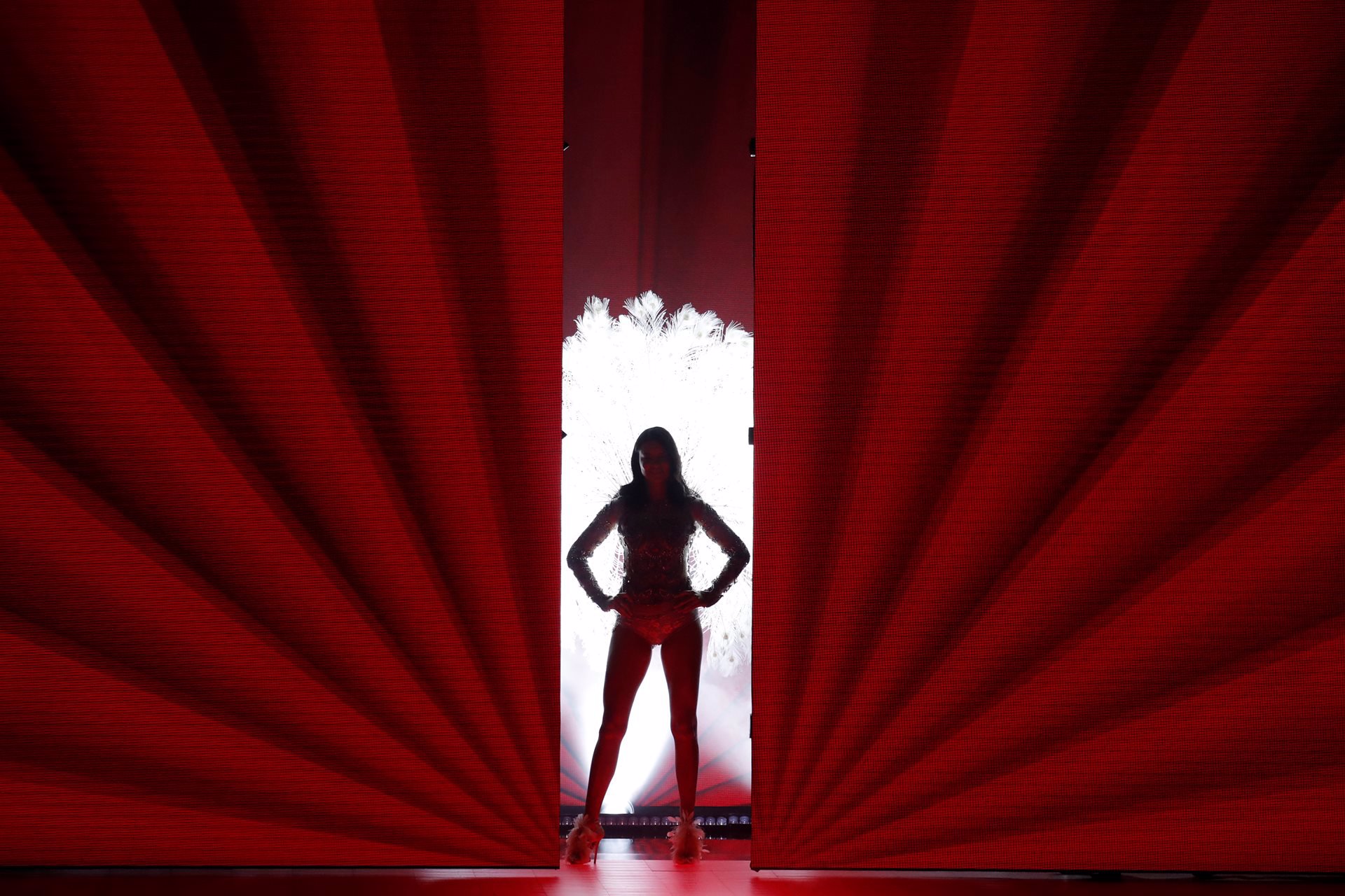 Adriana Lima, el último desfile de Victoria's Secret sale a la pasarela sobre un fondo rojo
