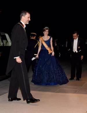 La Reina Letizia junto al Rey Felipe VI durante la cena de recepción de gala con el emperador Akihito de Japón y la emperatriz Michiko en el Palacio Imperial el pasado 5 de abril de 2017
