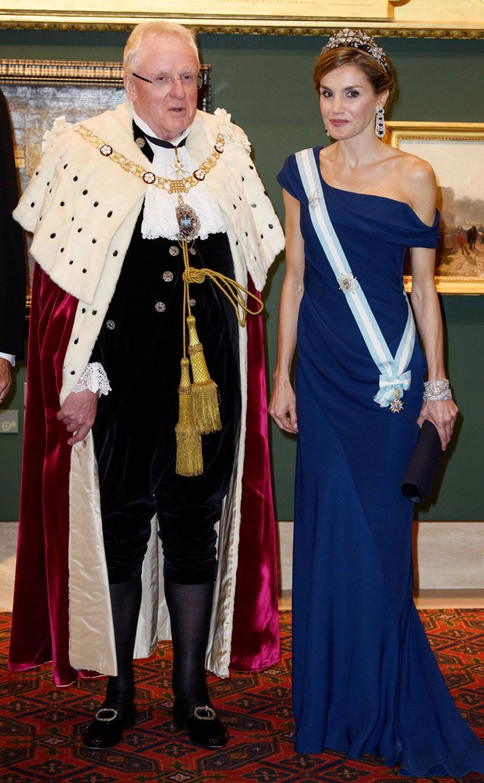 La Reina Letizia homenajea a la Reina Victoria Eugenia de Battemberg en su visita a Londres con las pulseras gemalas de Cartier