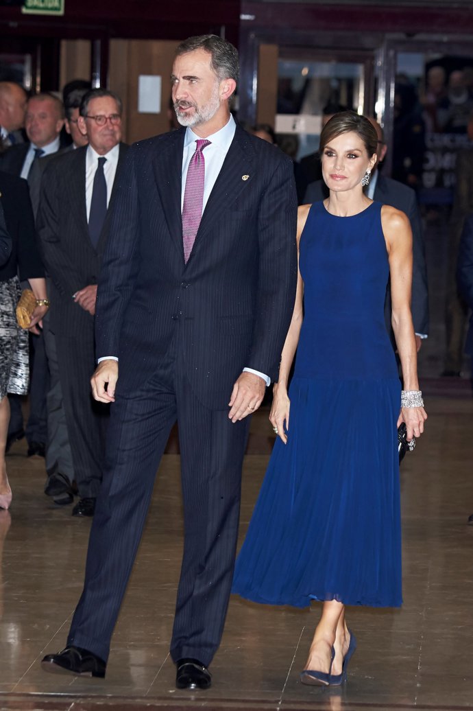 La Reina Letizia con las pulseras gemelas en los Premios Princesa de Asturias 2017 vestida de azul Asturias