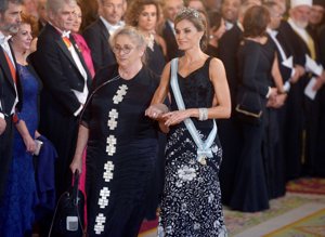a Reina Letizia volvía a lucirlas justo hace un año, el 6 noviembre de 2017 durante una recepción en el Palacio Real donde recibía junto al Rey Felipe una visita muy emotiva, la del Presidente Israeli Reuven Rivlin y su esposa Nechama Rivlin