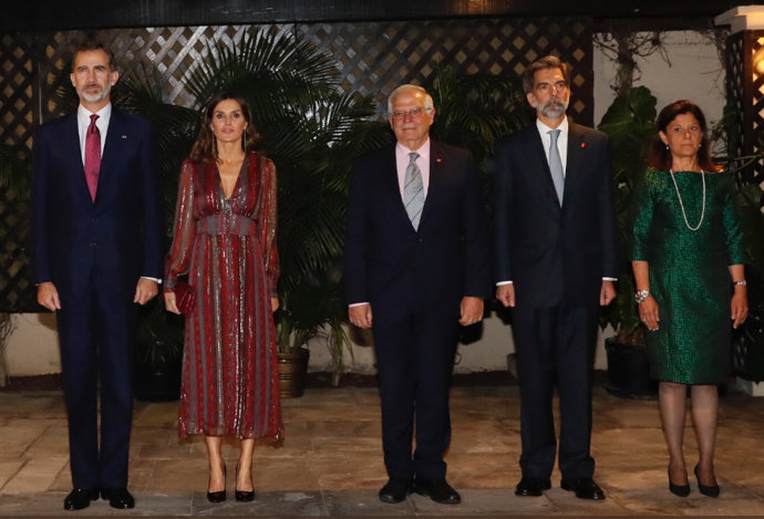 Foto Casa Real Twitter La Reina Letizia con vestido de Intropia