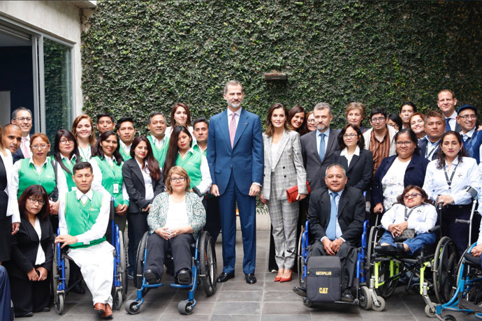 Foto de los Reyes en Perú Letizia con traje working girl