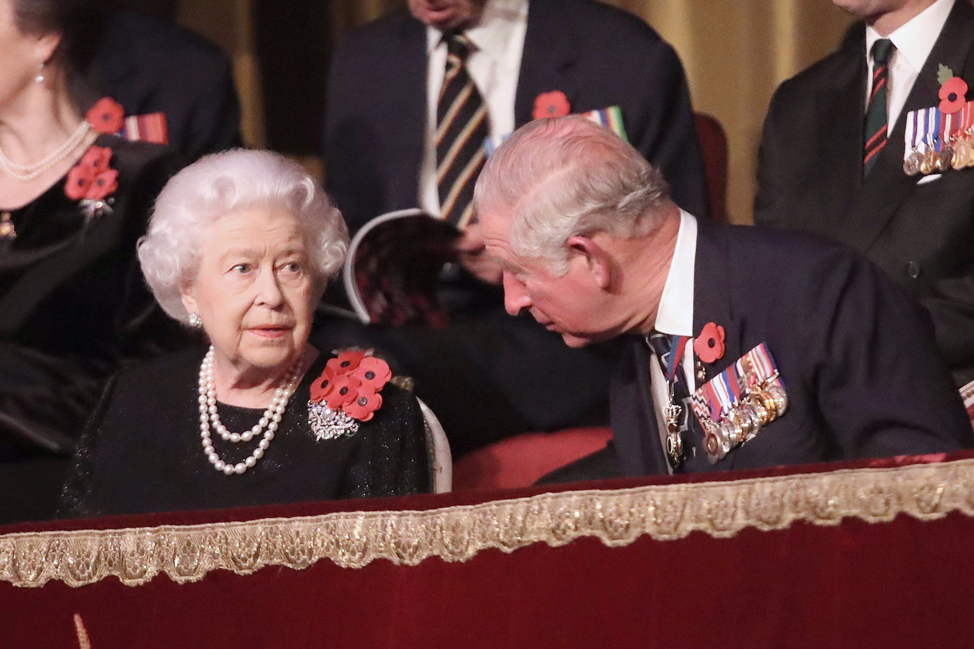 La reina Isabel II y Carlos de Inglaterra, de reina a rey