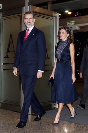La Reina Letizia, vertiginoso escote falso en V para la Constitución y falda azul marino plisada