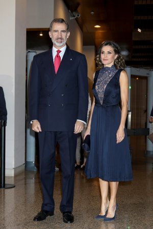 La Reina Letizia, vertiginoso escote falso en V para la Constitución, todo un acierto para tus looks