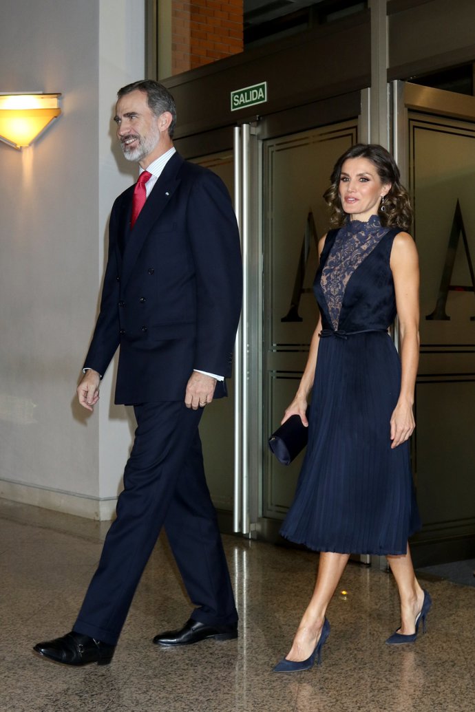La Reina Letizia de Azul marino con escote en V para el concierto del 40 aniversario de la Constitución