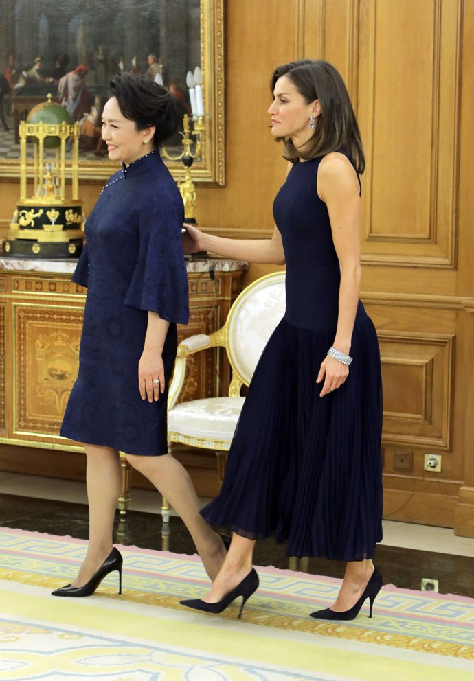 Reina Letizia de Felipe Varela en azul Marino con la primera dama de China
