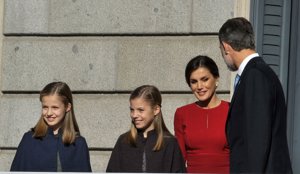 La Princesa Leonor y la Infanta Sofía, con una capa de cuento el día del 40 aniversario de la Constitución