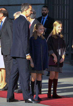 La Princesa Leonor y la Infanta Sofía, con una capa de cuento el día del 40 aniversario de la Constitución