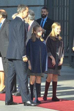 La Princesa Leonor y la Infanta Sofía, vestidas casi iguales el día del 40 aniversario de la Constitución
