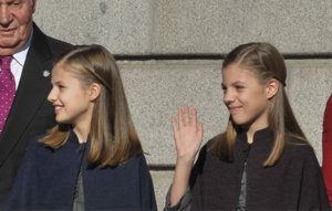 La Princesa Leonor y la Infanta Sofía, con una capa de cuento el día del 40 aniversario de la Constitución