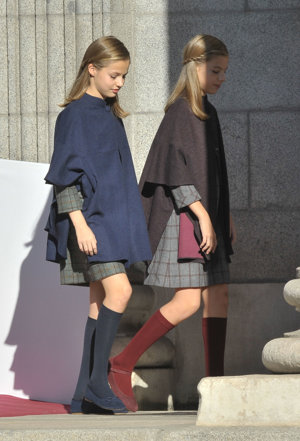 La Princesa Leonor y la Infanta Sofía, vestidas, 'iguales' en azul y rojo