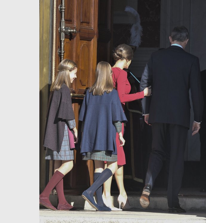 La Princesa Leonor y la Infanta Sofía, con una capa de cuento el día del 40 aniversario de la Constitución