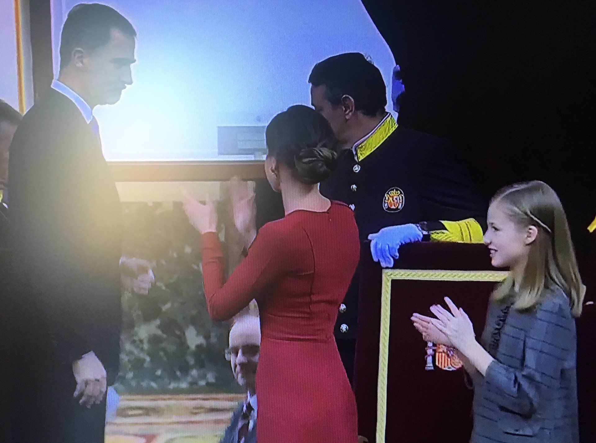La Reina Letizia encabeza los aplausos al Rey Felipe el día de la Constitución (40 aniversario)