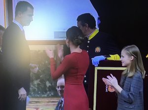 Letizia aplaude mucho al Rey Felipe por su discurso el día del 40 aniversario de la Constitución