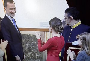 El Rey Felipe se ríe con Letizia por sus aplausos