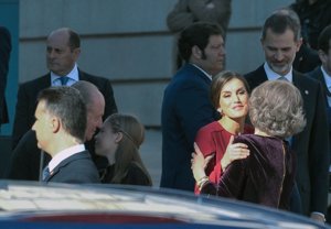La elegancia de la Reina Sofía hace brillar también a la Reina Letizia