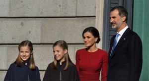 Los Reyes con sus hijas el día de la Constitución