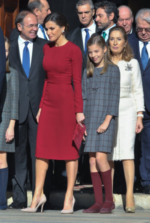 La Reina Letizia y la Infanta Sofía a juego coordinadas en color rojo burdeos