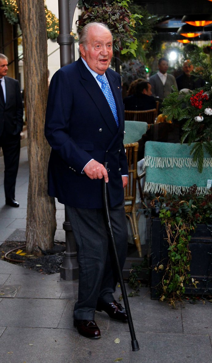 Rey Juan Carlos come en restaurante El Paraguas