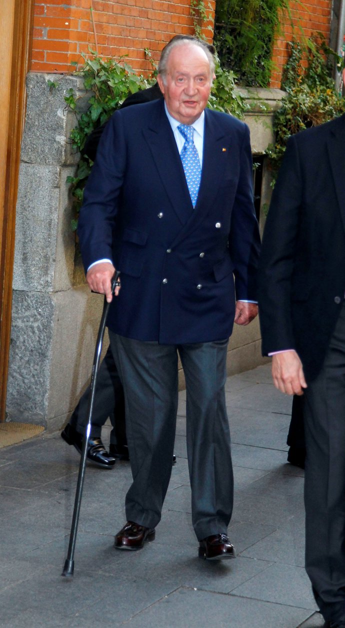 rey juan carlos con bastón come en el paraguas