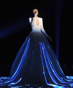 Natalia, dur ante la final de OT 18, escogió un acertadísimo vestido blanco de manga larga con escote infinito en el que, además, proyectaron un video mapping mientras la triunfita interpretaba Never Enough.