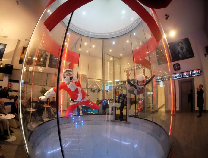 Papá Noel paje en tunel de viento Empuribrava Gerona