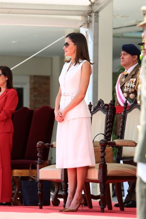 La Reina Letizia con total white look y gafas de sol 2018