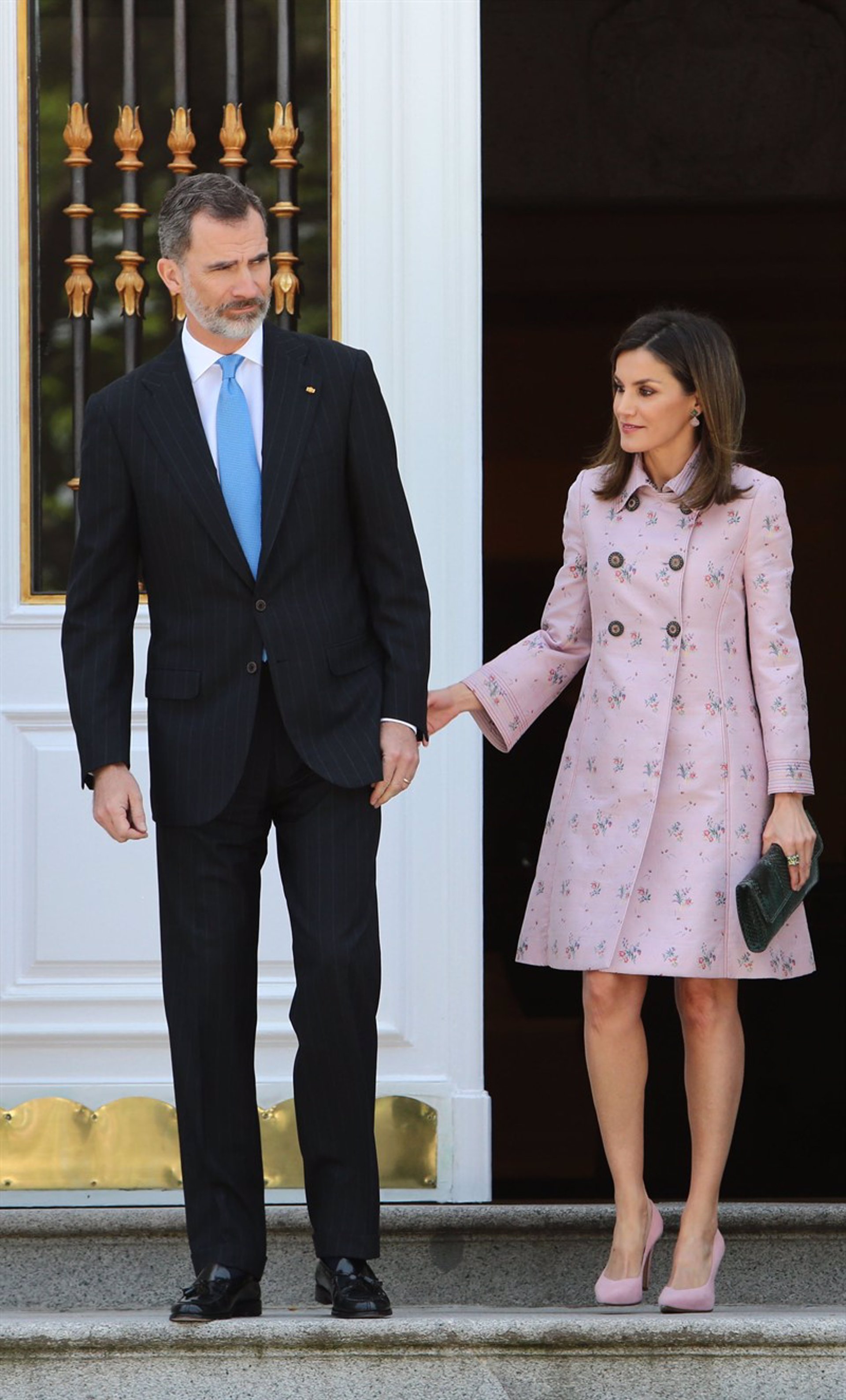La Reina Letizia con abrigo de Carolina Herrera 2018