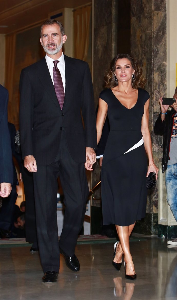 La Reina Letizia con vestido de escote en V de Carolina Herrera 2018