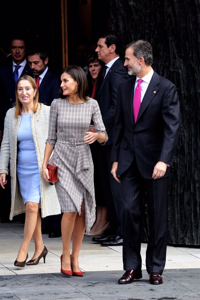 La Reina Letizia con vestido de cuadros o tartán con apertura de Pedro del Hierro 2018