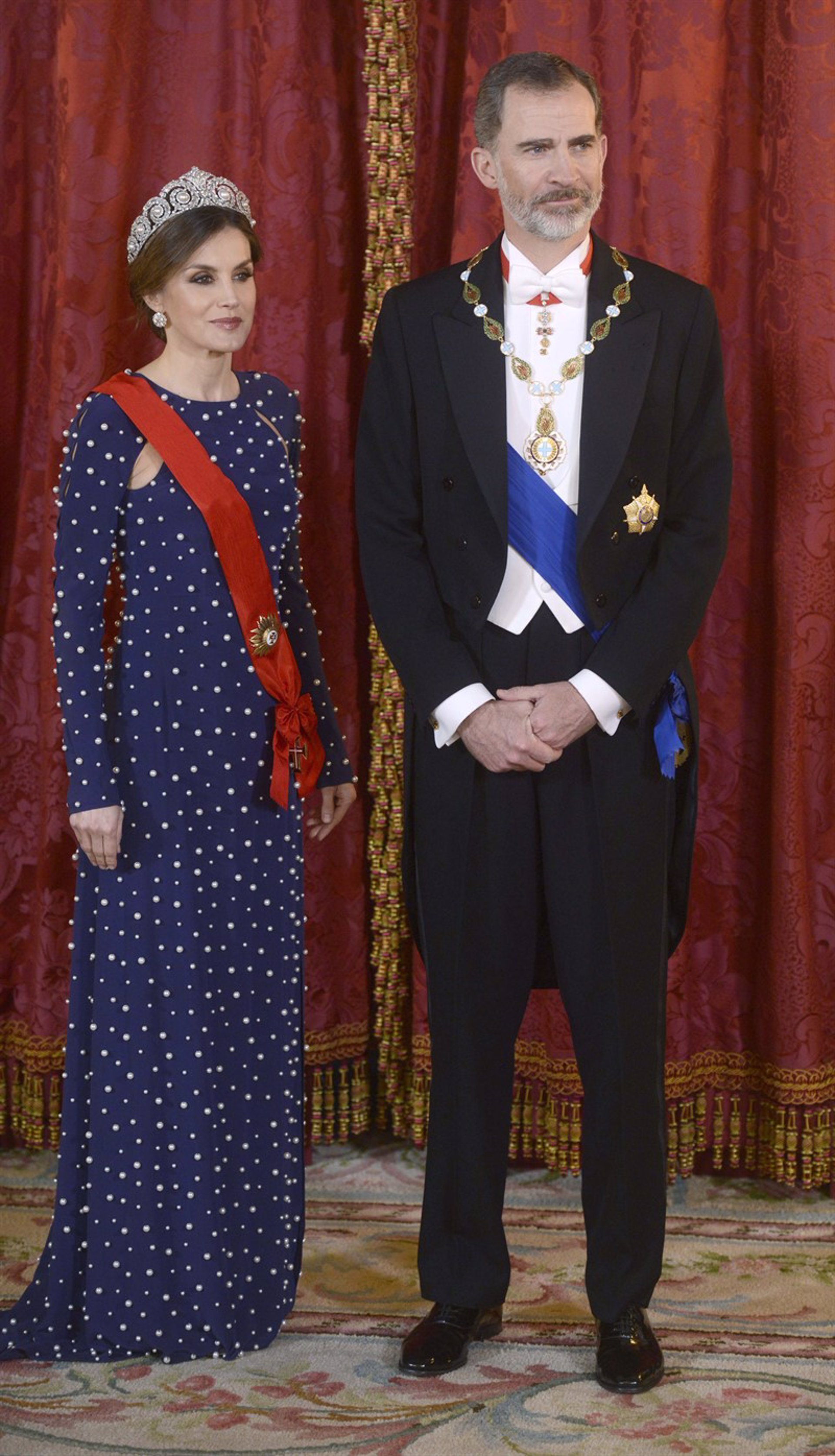 La Reina Letizia de Ana Locking en la cena al presidente de Portugal 2018
