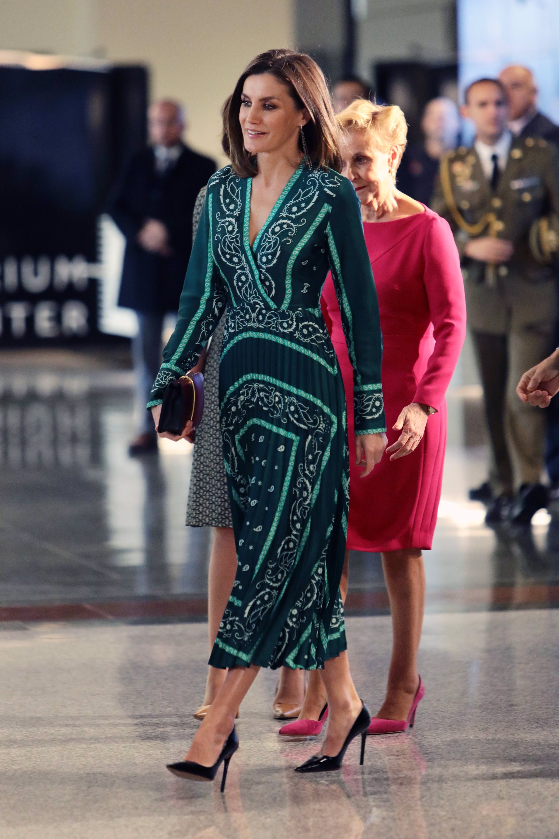 La Reina Letizia con vestido verde y estampado de Sandro 2018