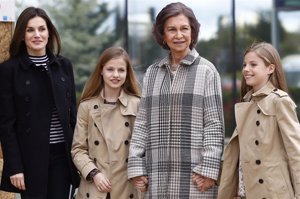 La Reina Letizia y la Reina Sofía junto a la Princesa Leonor y la Infanta Sofía